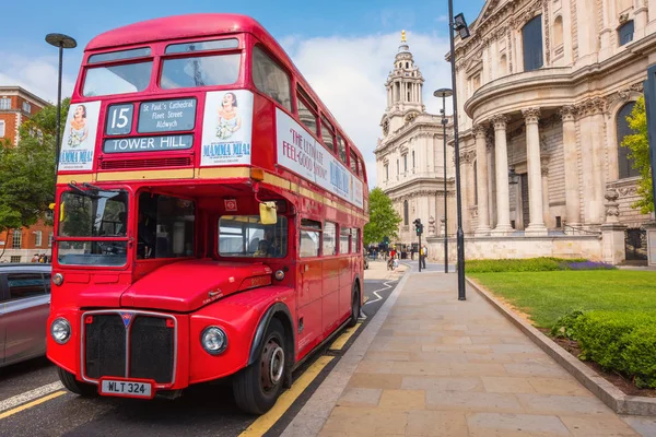 Classic London Bus en Londres, Reino Unido — Foto de Stock