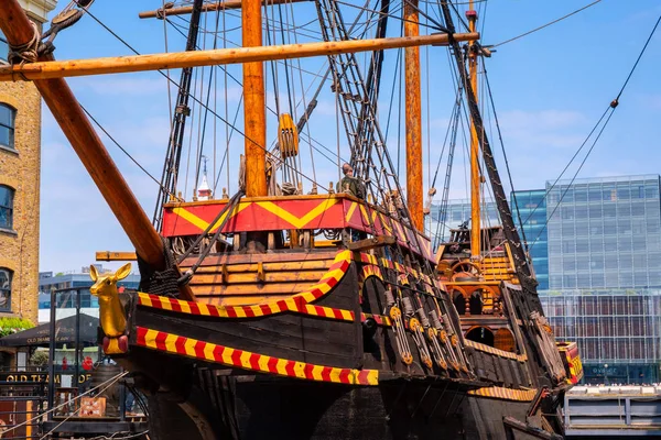 Копия Golden Hinde, знаменитого британского корабля в Лондоне, Великобритания — стоковое фото