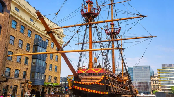 Репліка золотої Хінде, знаменитого корабля Великобританії в Лондоні, Великобританія — стокове фото