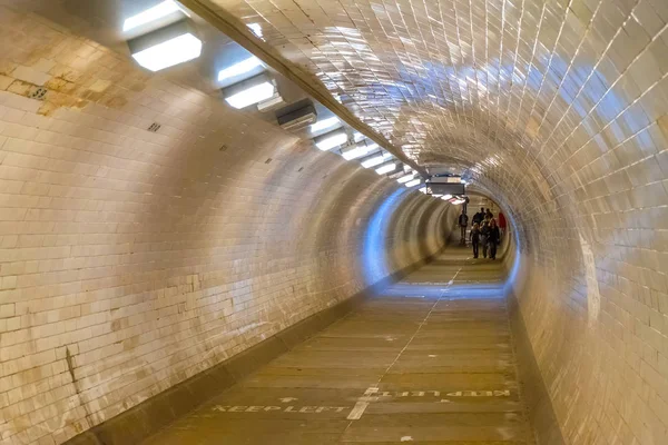 O Greenwich Foot Tunnel em Londres, Reino Unido — Fotografia de Stock