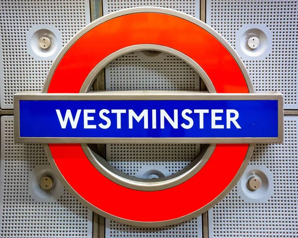 Estación de metro de Westminster situada en la Zona 1 en las líneas Jubilee, District y Circle — Foto de Stock