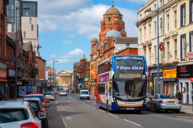 Renshaw caddesinden Liverpool şehir merkezinin mimarisi ve binaları görünümü