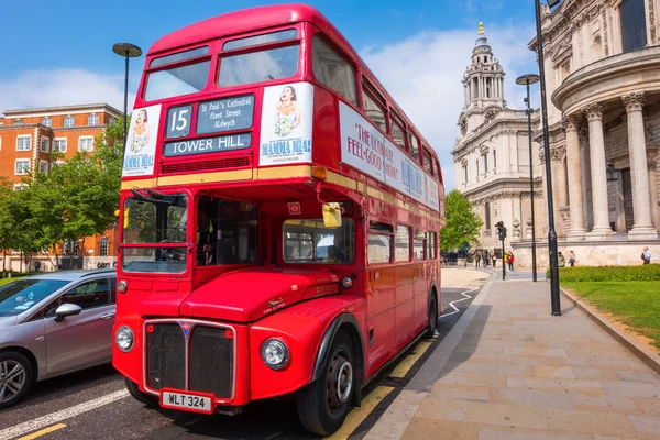 Autobús clásico de Londres en St. Paul 's Cathedral en Londres, Reino Unido — Foto de Stock