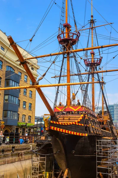 The replica of the Golden Hinde, the UK 'famous ship in London, UK — стоковое фото