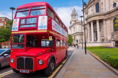Londra'daki St. Paul Katedrali'nde Klasik Londra Otobüsü, İngiltere