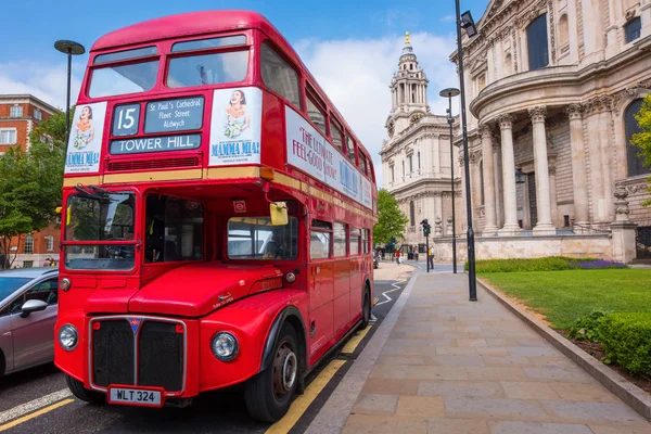 Autobús clásico de Londres en St. Paul 's Cathedral en Londres, Reino Unido — Foto de Stock