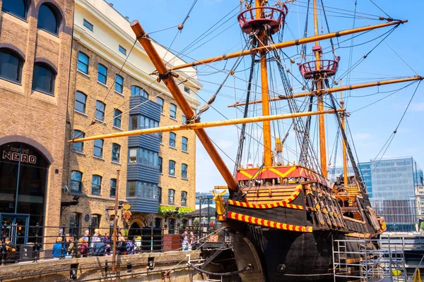 Το αντίγραφο του Golden Hinde, το διάσημο πλοίο του Ηνωμένου Βασιλείου στο Λονδίνο, UK — Φωτογραφία Αρχείου