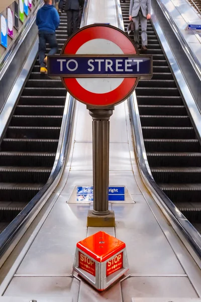 Unidentified people travel through underground train network at St. Paul's underground station — Stock Photo, Image