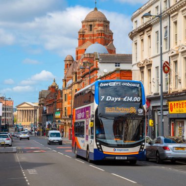 Renshaw caddesinden Liverpool şehir merkezinin mimarisi ve binaları görünümü