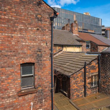 Liverpool şehir merkezinde bir topluluk eski evler ve binaların görünümü