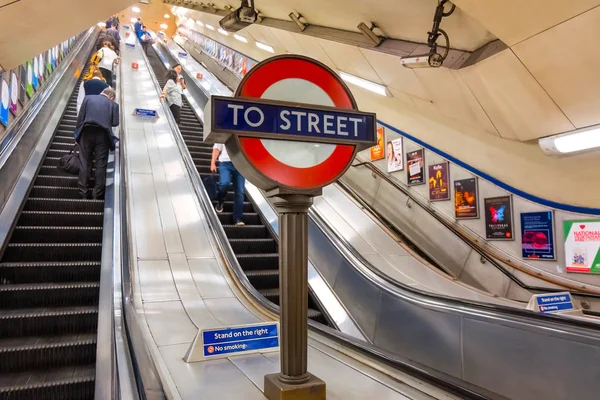 Unidentified people travel through underground train network at St. Paul's underground station — Stock Photo, Image