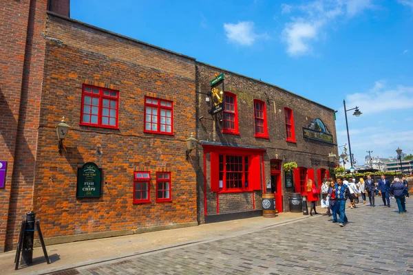 Arquitectura y paisaje urbano en la calle wakamama clink en Londres, Reino Unido — Foto de Stock