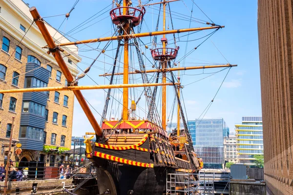 The replica of the Golden Hinde, the UK 's in London, UK — стоковое фото