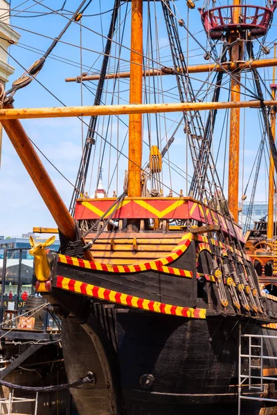 Golden Hinde, Londra, İngiltere'de İngiltere'nin ünlü gemi kopyası — Stok fotoğraf