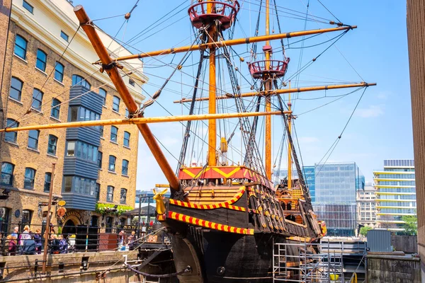 Репліка золотої Хінде, знаменитого корабля Великобританії в Лондоні, Великобританія — стокове фото