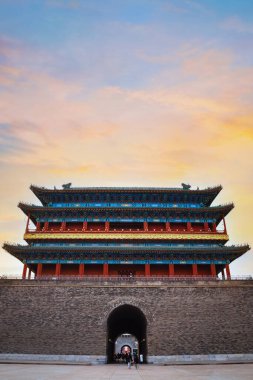 Qianmen ya da Zhengyangmen Kapısı, ilk kez 1419 yılında Tiananmen Meydanı 'nın güney tarafında bulunan Ming hanedanı sırasında inşa edildi.