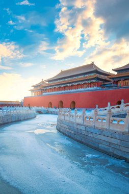 Yasak şehrin kuzeyindeki Wumen (Meridian Kapısı) ve Duanmen Kapısı 'ndan sonraki kapı.
