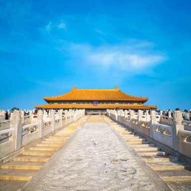 Pekin, Çin - 9 Ocak 2020: Yasak Şehir 'deki Taihedian (Yüksek Uyum Salonu) ana merdivenine ejderha ve bulutlar kazındı