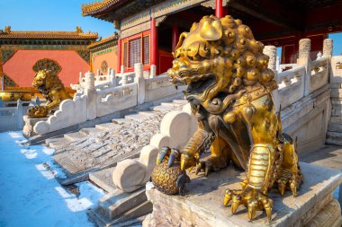 Qianqingmen Kapısı 'ndaki aslan heykelleri Yasak Şehirdeki Kutsal Saflığın Kapısı