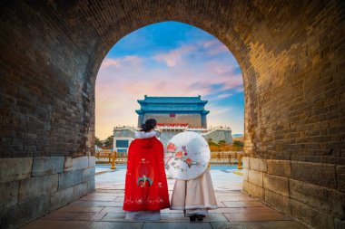 Geleneksel Kışın Çinli Anne ve Kızı Çin 'in Pekin kentindeki Qianmen ya da Zhengyangmen Kapısı' ndaki okçuluk kulesinde giyiniyor.
