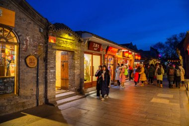 Pekin, Çin - 14 Ocak 2020: Nanluoguxiang, Hutong, Pekin 'in en popüler ve en eski sitelerinden biridir. Geleneksel Pekin Hutong ve yenilenmiş yaya caddelerinin birleşimi.