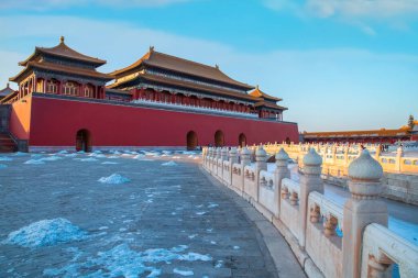 Yasak şehrin kuzeyindeki Wumen (Meridian Kapısı) ve Duanmen Kapısı 'ndan sonraki kapı.