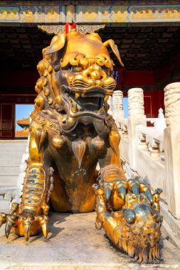 Qianqingmen Kapısı 'ndaki aslan heykelleri Yasak Şehirdeki Kutsal Saflığın Kapısı