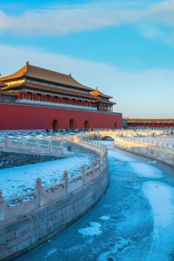 Yasak şehrin kuzeyindeki Wumen (Meridian Kapısı) ve Duanmen Kapısı 'ndan sonraki kapı.