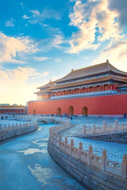 Yasak şehrin kuzeyindeki Wumen (Meridian Kapısı) ve Duanmen Kapısı 'ndan sonraki kapı.