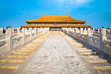 Pekin, Çin - 9 Ocak 2020: Yasak Şehir 'deki Taihedian (Yüksek Uyum Salonu) ana merdivenine ejderha ve bulutlar kazındı