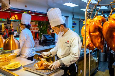 Pekin, Çin - 14 Ocak 2020: Nanluoguxiang 'daki bir restoranda kimliği belirsiz insanlar, geleneksel Pekin Hutong ve yenilenmiş yaya caddelerinin bir kombinasyonu
