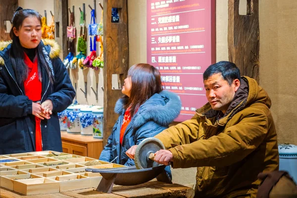 Pequim China Janeiro 2020 Pessoas Unidentificadas Uma Farmácia Tradicional Nanluoguxiang — Fotografia de Stock