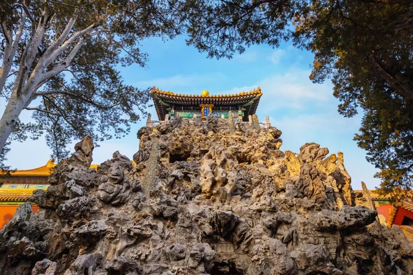 Yuhuayuan (İmparatorluk Bahçesi), Yasak Şehir 'in kuzeyindeki sekiz bölgenin en küçüğüdür ve kuzey girişini koruyan ilahi gücün kapısına bakar.