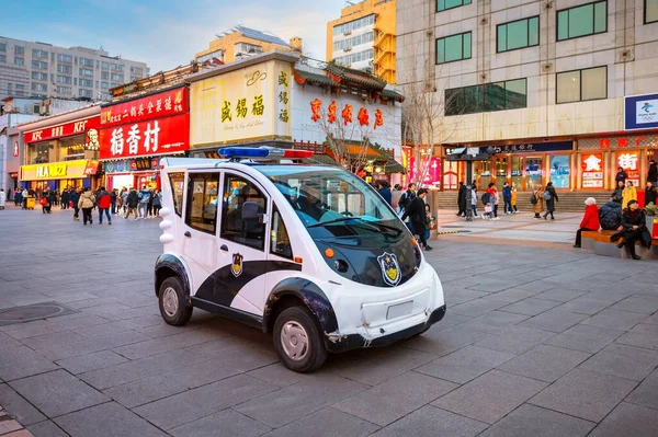 Pekin Çin Ocak 2020 Küçük Bir Polis Arabası Wangfujing Alışveriş — Stok fotoğraf