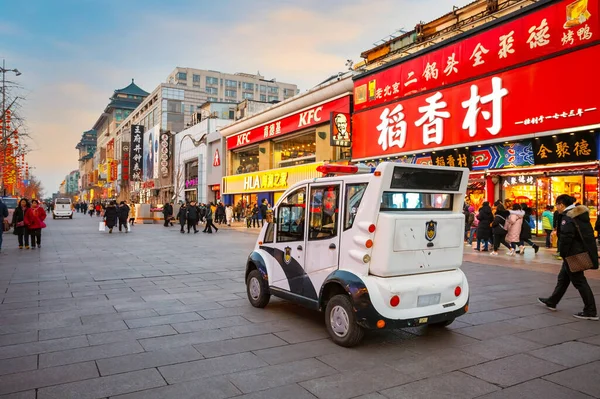 中国北京 2020年1月9日 一辆小型电动车警察巡逻车沿着王府井大街观察和守卫人们 — 图库照片