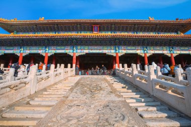 Taihadi (Yüksek Uyum Kapısı), 1420 yılında kurulan Çin 'in Pekin kentindeki Yasak Şehir' in en büyük saray kapısıdır.