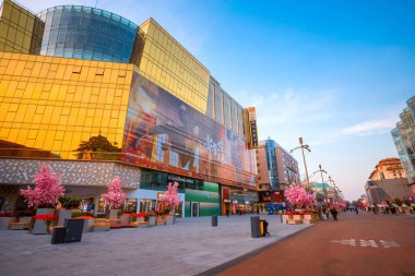 Pekin, Çin - 9 Ocak 2020: Wangfujing, Ming Hanedanlığı 'nın ortasından beri Dongcheng Bölgesi' nde bir alışveriş caddesidir.