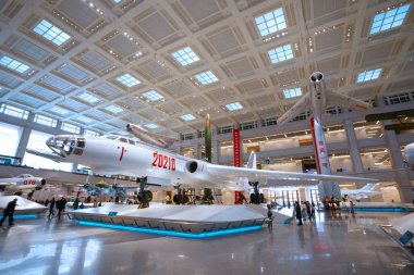 Pekin, Çin - 10 Ocak 2020: Çin Halk Devrimi Askeri Müzesi Çin ordusunun başarıları ve tarihinin kültürel eserleri, maddi objeleri ve belgelerini sergiliyor