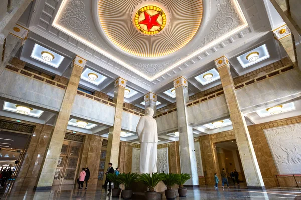 2020年1月10日中国人民革命軍事博物館で毛沢東主席の像 — ストック写真
