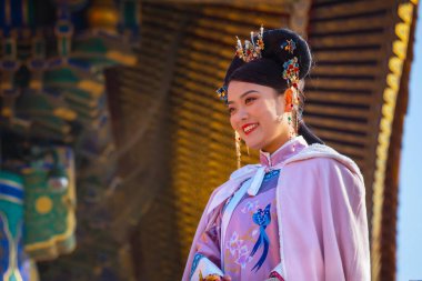 Pekin, Çin - 9 Ocak 2020: Yasak Şehir 'de geleneksel Çin elbiseli tanımlanamayan Çinli kadın