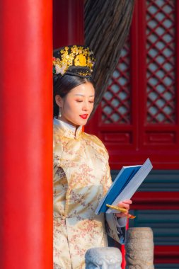 Pekin, Çin - 9 Ocak 2020: Yasak Şehir 'de geleneksel Çin elbiseli tanımlanamayan Çinli kadın