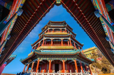 Pekin, Çin - 13 Ocak 2020: Qianlong İmparatoru tarafından inşa edilen Yaz Sarayı 'nda Budist Incense Kulesi (Foxiangge). Buda 'ya tapınmak için Çin mimarisinin klasik bir eseridir.