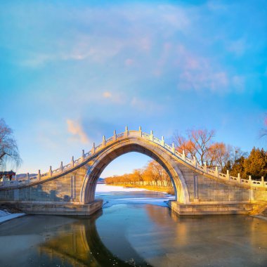 Xiuyi Köprüsü, Çin, Pekin 'deki Yaz Sarayı' nın Kunming Gölü 'nün en büyük haliçlerinde bulunuyor.