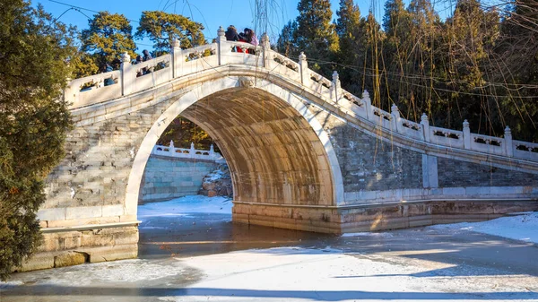 北京の頤和園に伝統的な湾曲した石造りの橋がある黒湖 — ストック写真