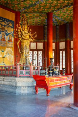 Pekin, Çin - 13 Ocak 2020: Qianlong İmparatoru tarafından inşa edilen Yaz Sarayı 'nda Budist Incense Kulesi (Foxiangge). Buda 'ya tapınmak için Çin mimarisinin klasik bir eseridir.