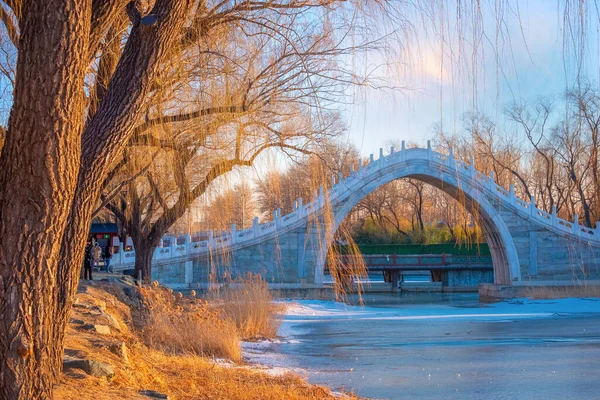 Xiuyi橋は 昆明湖の最大の河口に立って 張川と湖をリンクし 中国の夏の宮殿の湖と堀に流れを供給する — ストック写真
