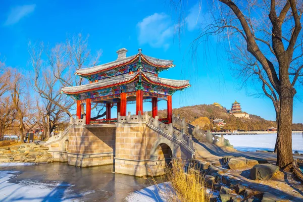 頤和園 清朝の乾隆帝の治世の初めに北京に建てられ — ストック写真