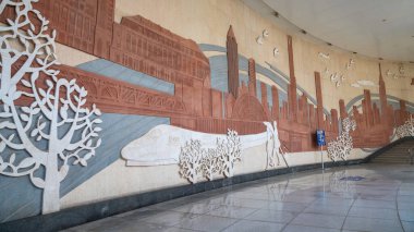 Tianjin istasyonunun duvar paneline dekore edilmiş bir tarih.