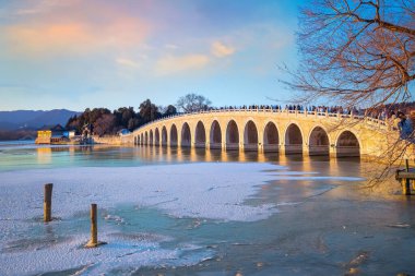 Pekin, Çin 'deki Yaz Sarayı' nda 17 kemerli köprü.
