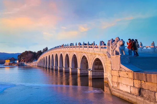 Pekin Chiny Stycznia 2020 Siedemnaście Arch Bridge Summer Palace Łączy — Zdjęcie stockowe